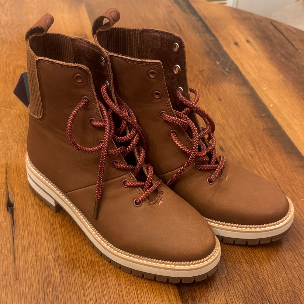 Toms NWT Lace-Up Boots with Red Laces